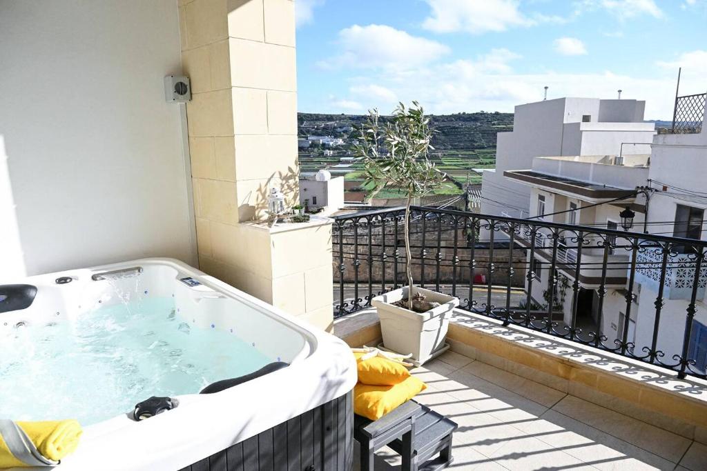 Ta'lonza Luxury Near Goldenbay With Hot Tub App1