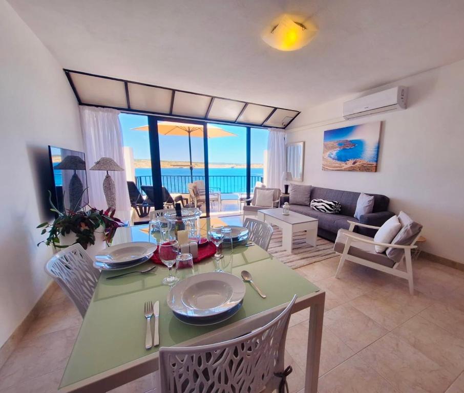 Seafront apartment Terrace, lounger & Panoramic ocean views