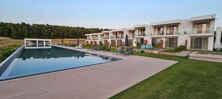 Oikos Sani Suites