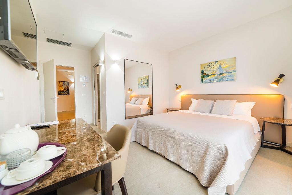 Garda Room